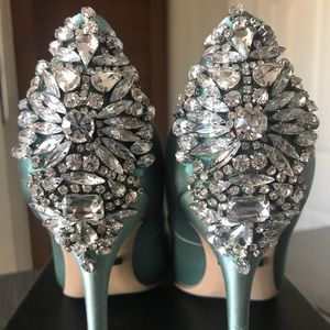 Badgley Mischka 7.5 blue Nilla